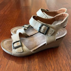 TAOS women’s wedge sandal
